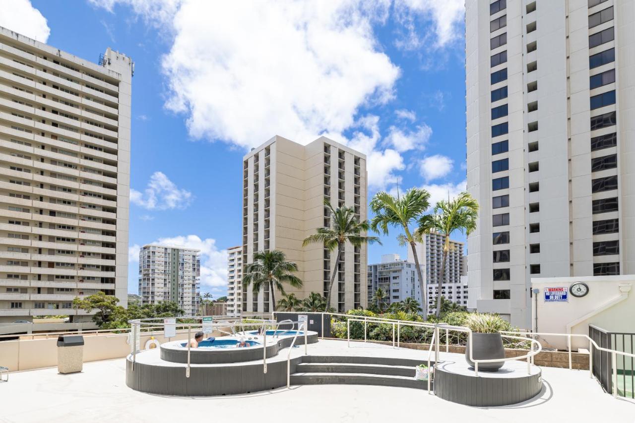 Cozy Waikiki Getaway, Stroll To Beach With Free Parking هونولولو المظهر الخارجي الصورة