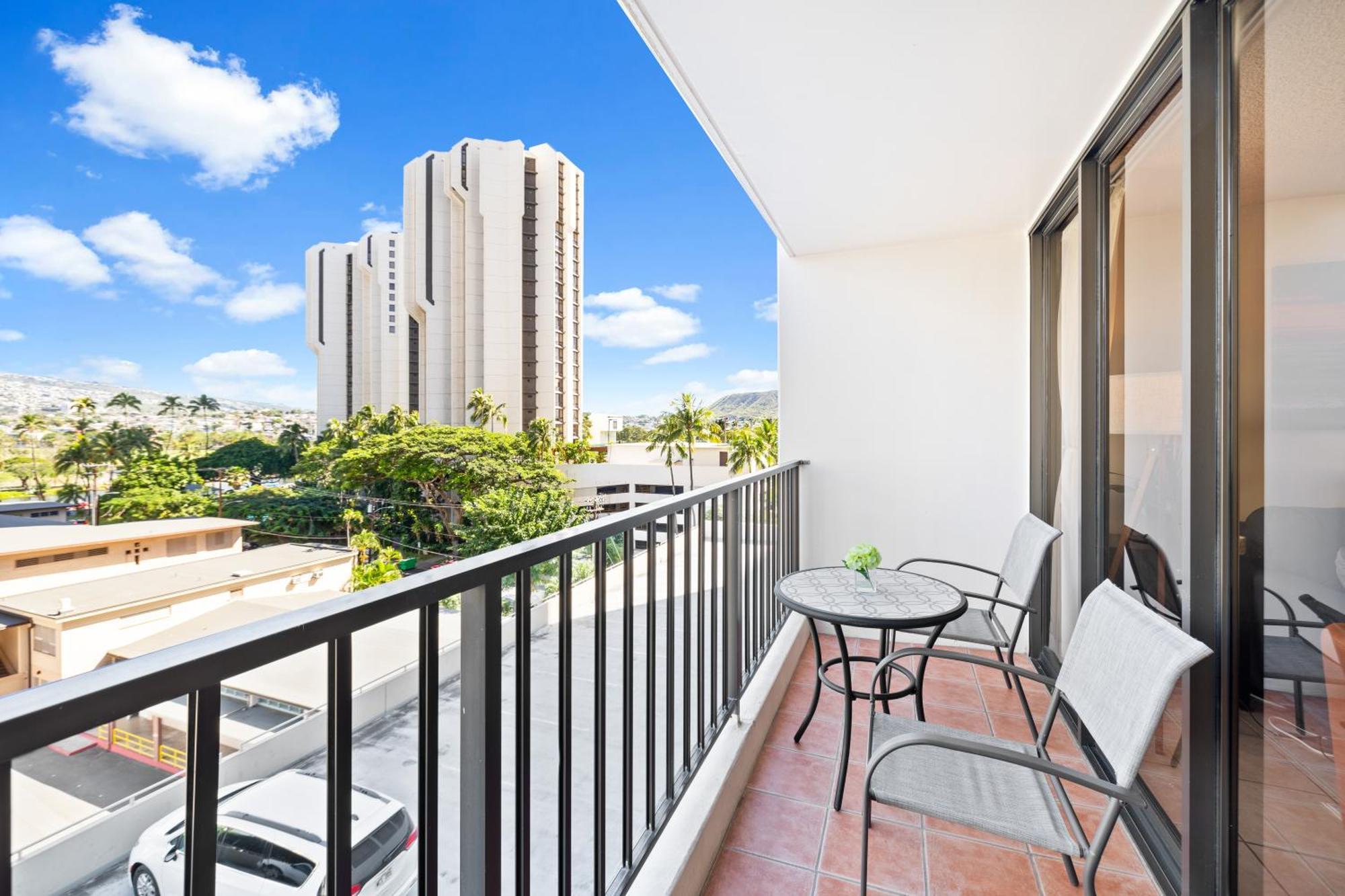 Cozy Waikiki Getaway, Stroll To Beach With Free Parking هونولولو المظهر الخارجي الصورة