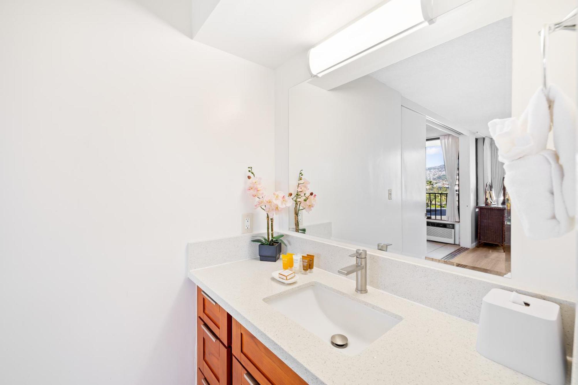 Cozy Waikiki Getaway, Stroll To Beach With Free Parking هونولولو المظهر الخارجي الصورة