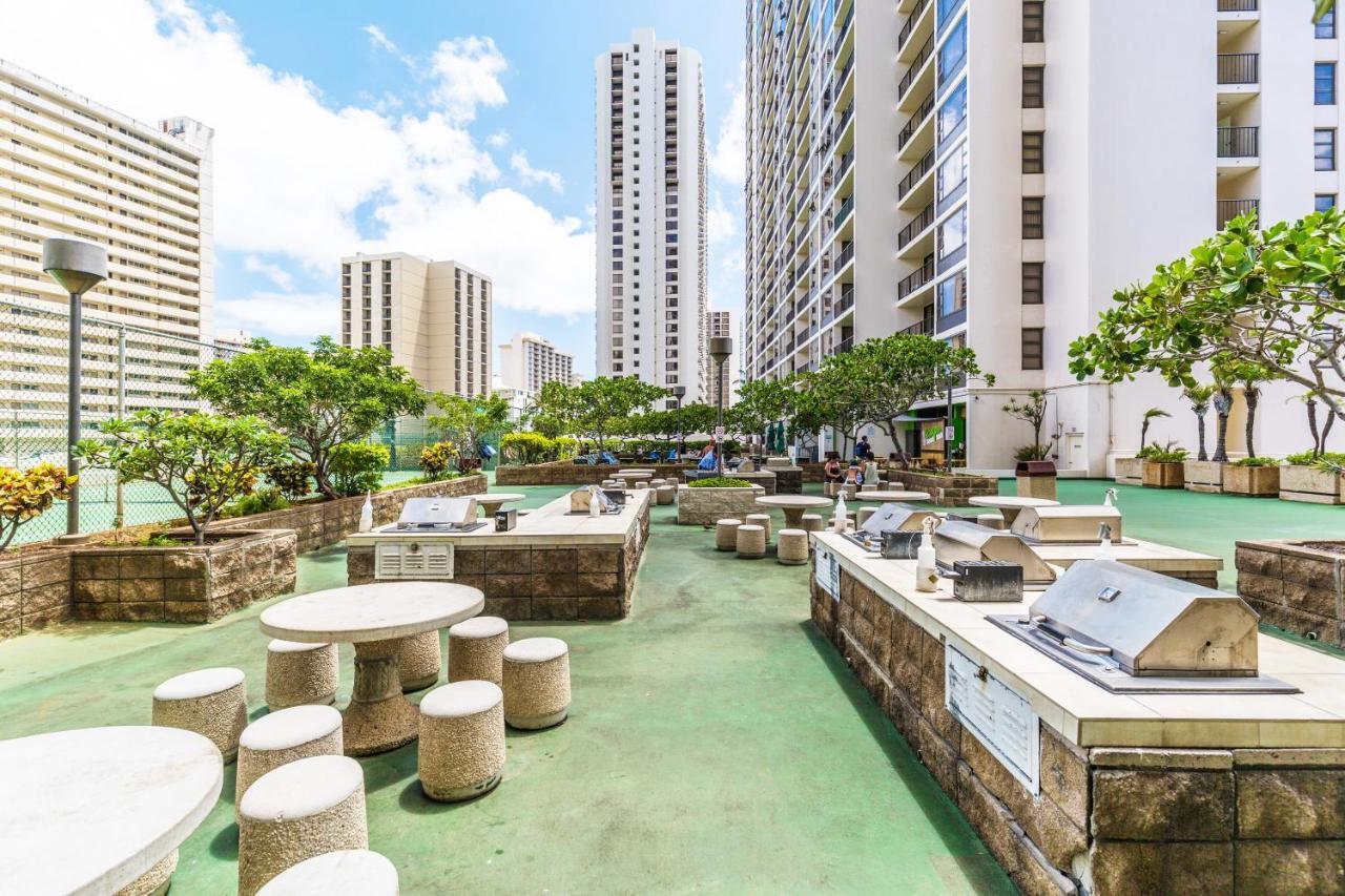 Cozy Waikiki Getaway, Stroll To Beach With Free Parking هونولولو المظهر الخارجي الصورة